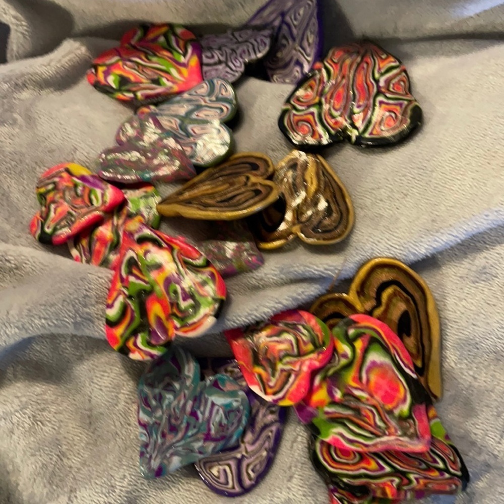 Jar of 20 various size/design polymer clay hearts - Picture 2 of 8